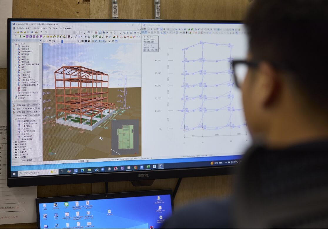 PC画面でデザイン作業をしている様子